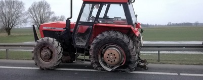 Peugeot uderzył w ciągnik