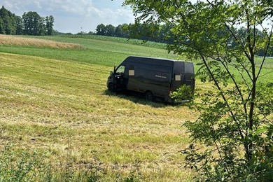 Wpadła w poślizg na łuku drogi