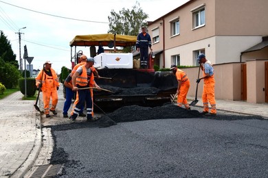  W Sierakowie układają nową nawierzchnię drogi 