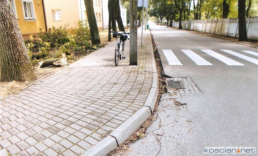 Wysokie krawężniki utrudniają rowerzystom wjazd i zjazd 