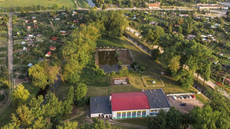 Oddzielone dziś płotem Łazienki zostaną uporządkowane i przywrócone mieszkańcom. Fot. Piotr Nędzewicz 