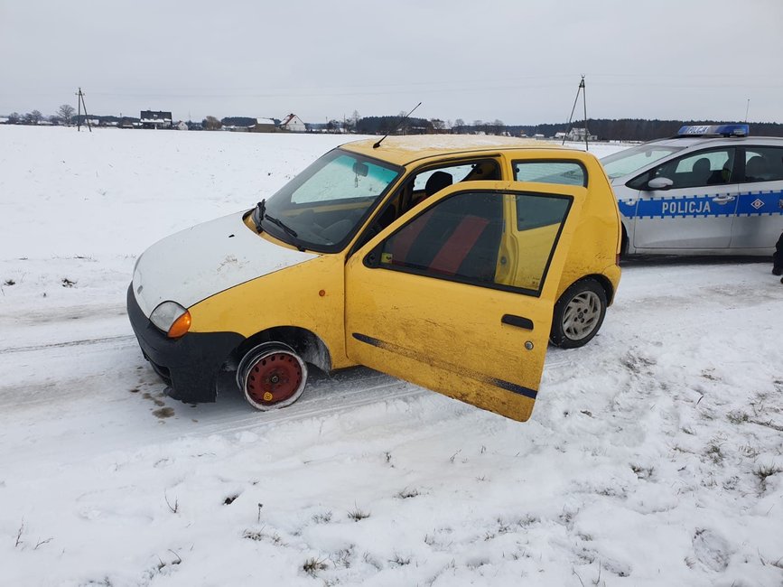 Samochód nie miał tablic rejestracyjnych, był poobijany, na jednym kole brakowało opony.