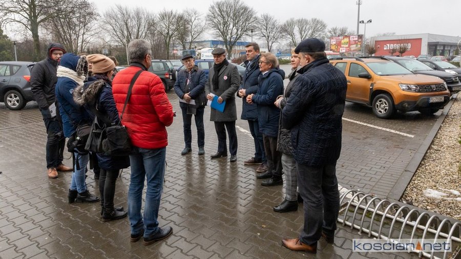 Konferencja odbyła się przed sklepem „U Wiechcia”. 