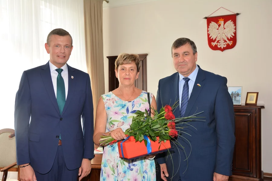 Byłej dyrektor, Aleksandrze Bartkowiak za czterdzieści lat pracy na rzecz najmłodszych mieszkańców Kościana podziękowali w minionym tygodniu przewodniczący rady Dawid Olejniczak i burmistrz Piotr Ruszkiewicz. 