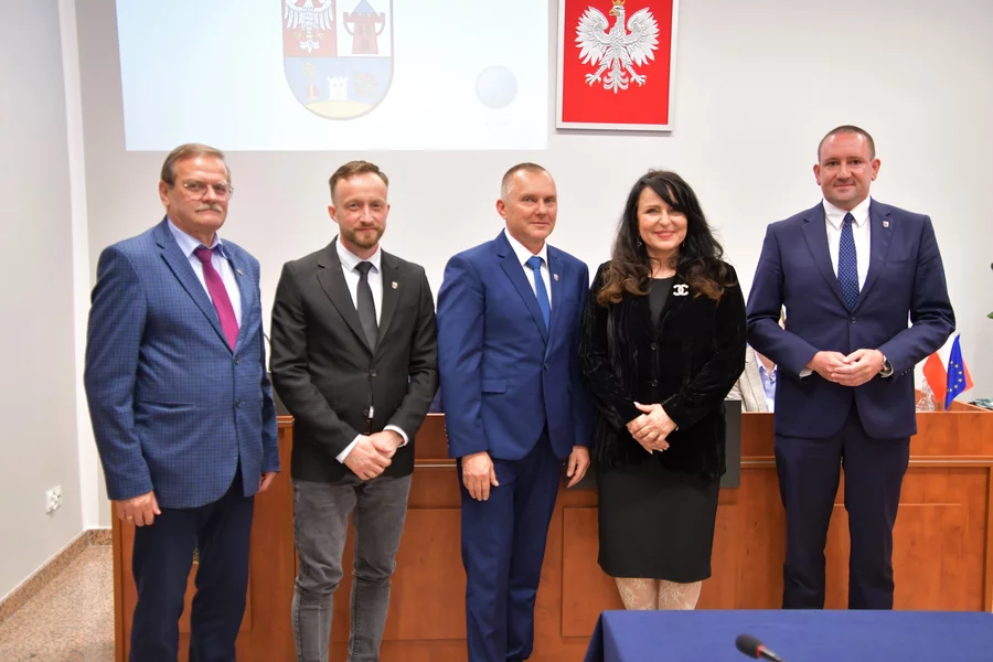 Zarząd powiatu: Aleksander Sowa, Albert Pelec, Artur Opas, Arleta Adamczak, Andrzej Socha. Fot. Starostwo Powiatowe w Kościanie