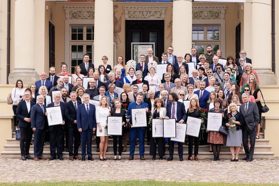 Pamiątkowe zdjęcie nagrodzonych i wyróżnionych przed pałacem w Lewkowie.