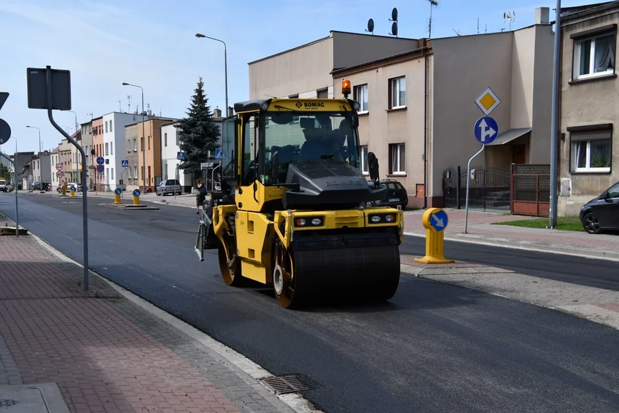 Na pierwszym odcinku ulicy układana jest masa bitumiczna 