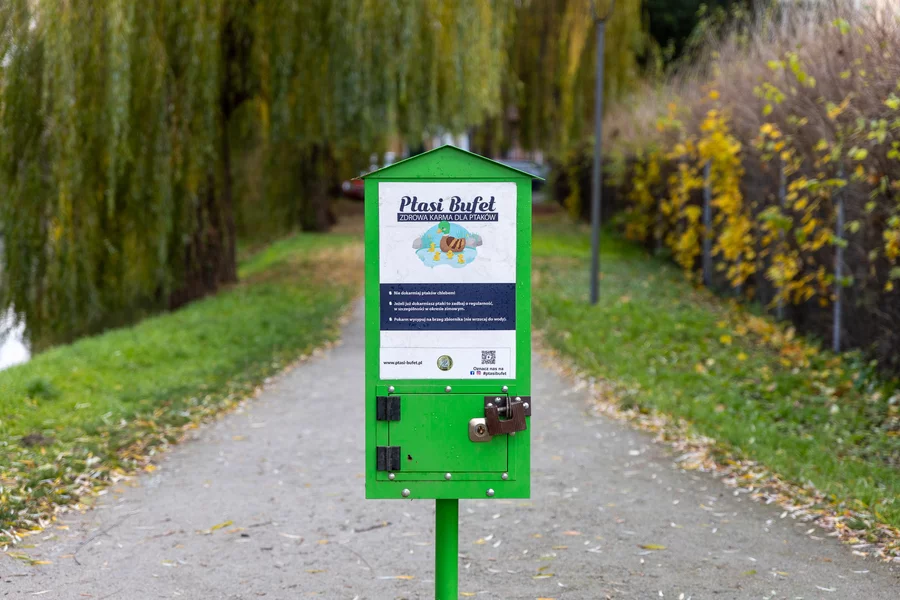 Automat z karmą został przeniesiony o kilka metrów 