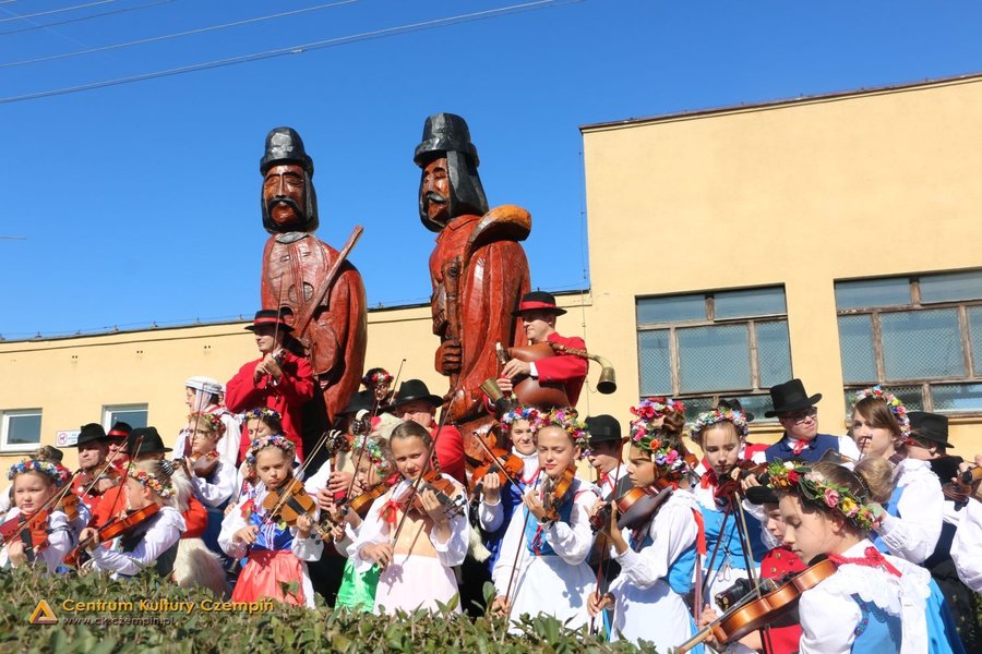 Ogrywanie pomnika podczas 50. Turnieju. Fot. CK Czempiń