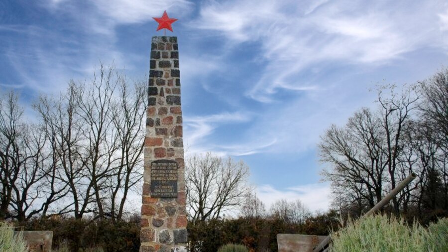 Obelisk przed renowacją z roku 2013.