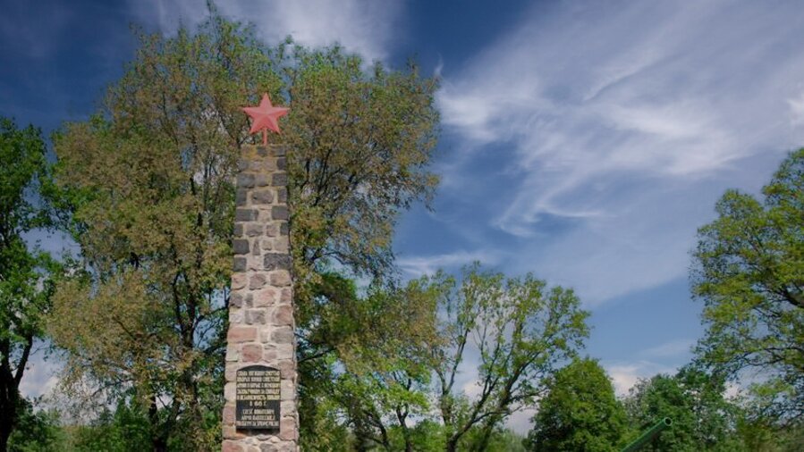 Obelisk przed renowacją z roku 2013.