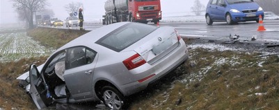 Uderzył w holowane auto  