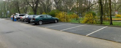 Parking utwardzony i oznakowany 