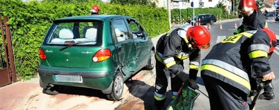 Matiz dachował na skrzyżowaniu 