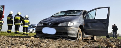 Renault wypadło z drogi i dachowało