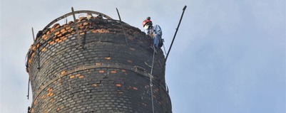 Cegły spadają do wnętrza komina