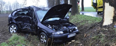 Uderzył w przydrożne drzewo