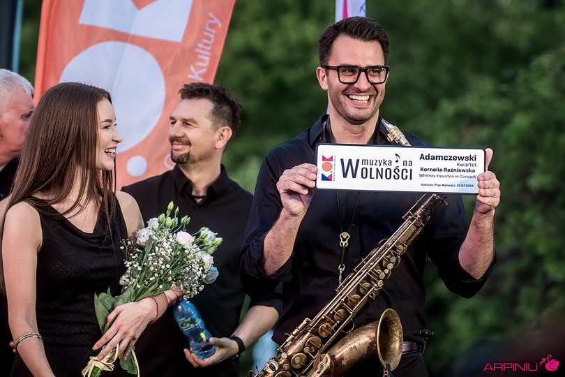 Muzyka Whitney Houston przyciągnęła mieszkańców 