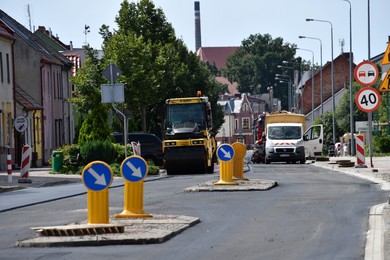 Na pierwszym odcinku Poznańskiej układana jest masa bitumiczna 