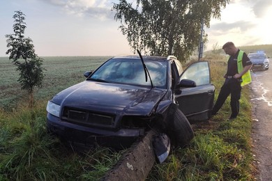 Betonowa bariera wbiła się w auto. Kierowca w szpitalu