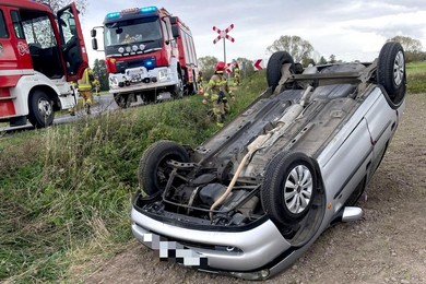 Zjechał z drogi i dachował