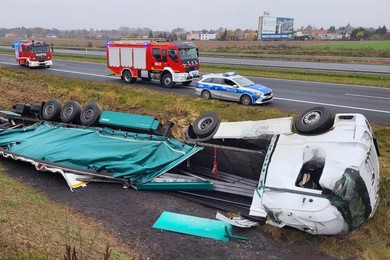 Ciągnik z naczepą zakończył jazdę w rowie