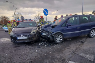 Nie ustąpiła pierwszeństwa przejazdu. Uszkodzone cztery auta