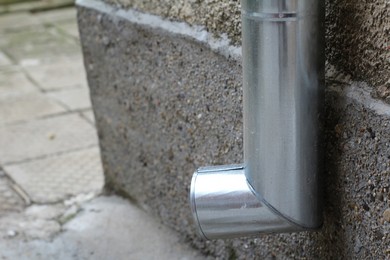 Rynny PVC czy stalowe? Dobór systemu odprowadzania wody do specyfiki budynku