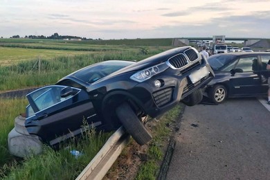 Kolizja na S5 pod Kokorzynem. BMW zawisło na barierach