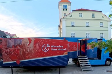 Wirtualny Teatr Historii  na kościańskim Rynku. Zwiedzanie jest bezpłatne