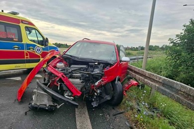 Rozbity Volkswagen i uszkodzona ciężarówka